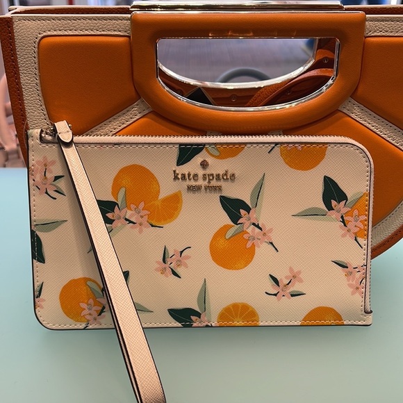 Kate Spade Lucy Orange Toss Printed Medium L-Zip Wristlet
Cream Multi
NWT - Picture 14 of 16